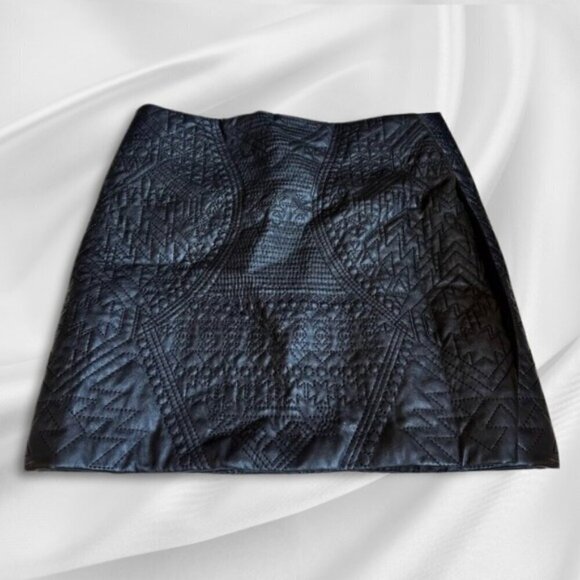 Smart Set Women's Back Zip Leather and Nylon Above Knee Pencil Skirt, Size Small - Picture 2 of 6